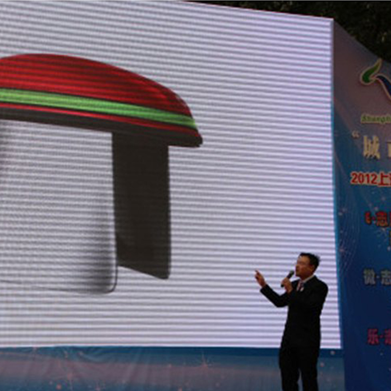 木马设计主管李裕康受市团委委托开发的“火场紧急逃生包”在淮海公园隆重发布。